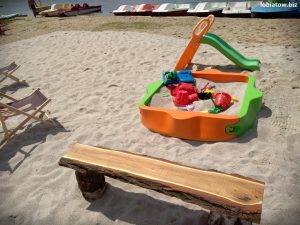plac zabaw nad jeziorem sławskim w Lubiatowie na nowej plaży