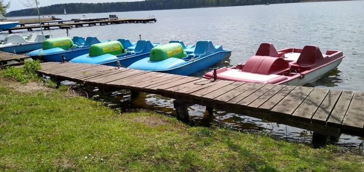 wypożyczalnia sprzętu wodnego pływającego w Lubiatowie nad jeziorem Sławskim - łódki, żaglówki, rowerki wodne