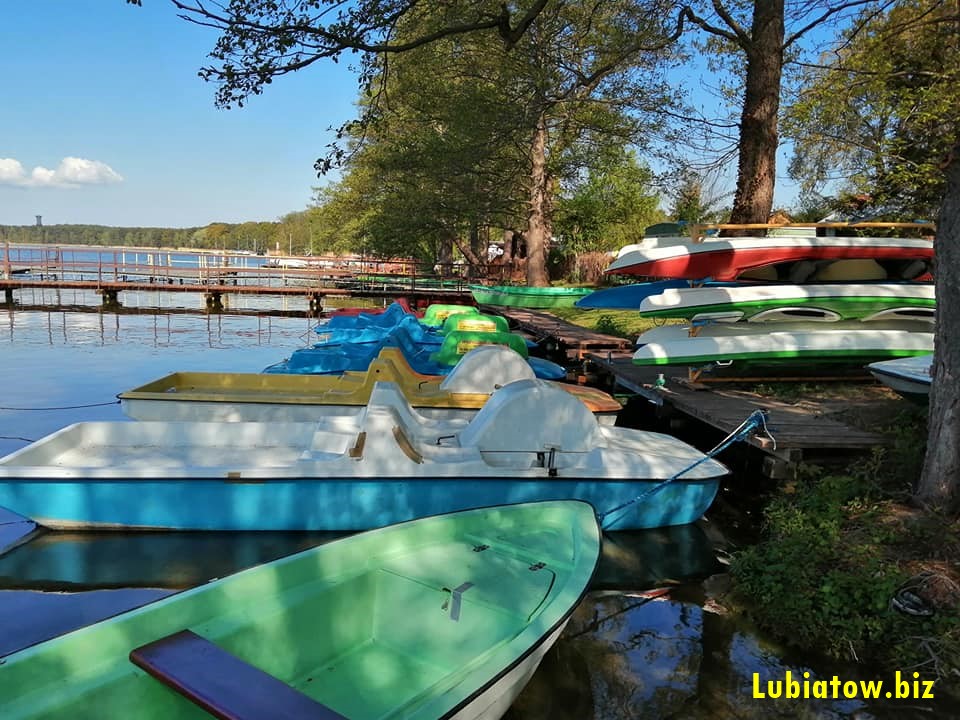 wypożyczalnia sprzętu wodnego pływającego w Lubiatowie nad jeziorem Sławskim - łódki, żaglówki, rowerki wodne