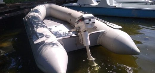 ponton z silnikiem wypozyczalnia sprzętu wodnego nad jeziorem sławskim Lubiatów